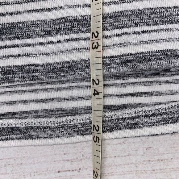 Gibson & Latimer vneck stripe top w/side slits & flare sleeve grey & white sz S - Picture 9 of 11